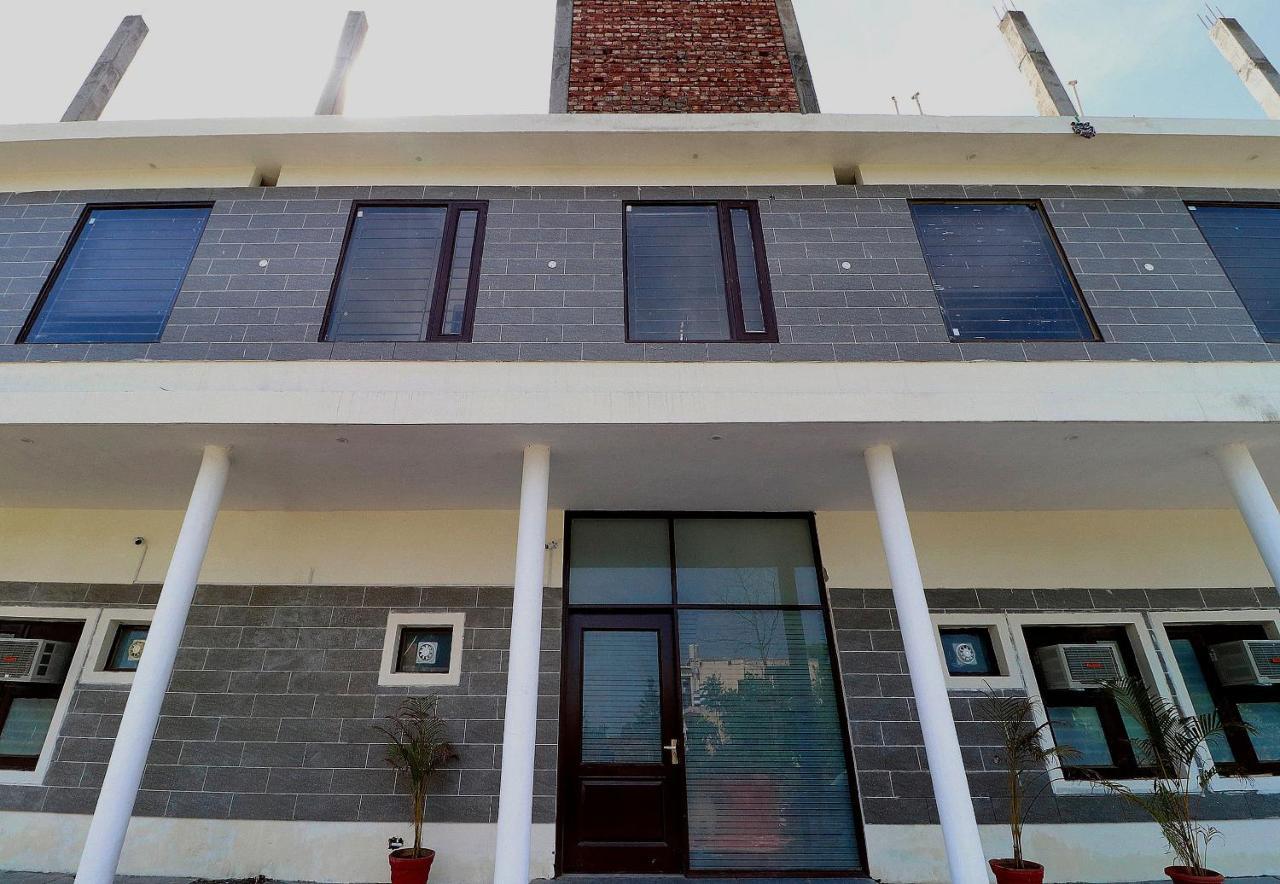 Oyo 24122 Hotel Sharnam Kharar Buitenkant foto